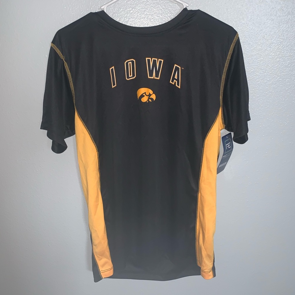 PRO EDGE | NWT Boy’s XL Iowa Hawkeyes Shirt